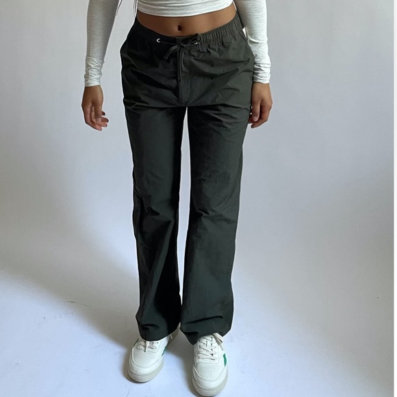 Djerf Avenue Pants - Sporty Pants Green - Drawstring at elastic waistband.